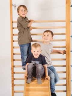 💜 Powerjungs im Dreierpack 💜
2021 kamen die Zwillinge Ole & Titus im Perinatalzentrum in Datteln nach 33 Schwangerschaftswochen zur Welt. Ein turbulenter Start ins Leben – besonders für Titus, der mit einer schweren Bauchentzündung zu kämpfen hatte. Tage voller Hoffen und Bangen… doch zum Glück konnte alles konservativ behandelt werden 🙏
Und als wäre das nicht schon genug Aufregung gewesen: Nur einen Tag nach der Geburt feierte der große Bruder seinen 3. Geburtstag 🎂 Unser damaliger Chefarzt meinte ganz humorvoll zu der Mutter, woran sie sich noch gut erinnern kann: „Dann brauchen Sie ja nur eine Hüpfburg für die Geburtstage!“ 😄
Heute sind die drei einfach nur eins: voller Energie, Lebensfreude und ganz viel Chaos 💥💙
#powerjungs #dreifachglück #zwillinge #frühchenliebe #perinatalzentrumdatteln