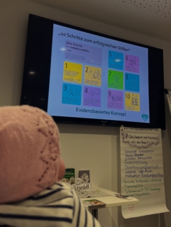 Perinatalzentrum Datteln – schon babyfreundlich, jetzt auf dem Weg zur Zertifizierung! ❤️

Heute stand wieder die Schulung unseres Personals auf dem Programm – mit ganz besonderer Unterstützung: unserer jüngsten Teilnehmerin. ❤️
3 Monate jung, voll gestillt und damit mittendrin statt nur dabei. 

Denn babyfreundliche Betreuung leben wir schon heute. Nun gehen wir den nächsten Schritt und machen uns gemeinsam auf den Weg zur Zertifizierung als babyfreundliche Einrichtung – mit viel Engagement, Fachwissen und Herz für die Kleinsten und ihre Familien. #babyfreundlich #stillen #stillförderung #familie #schrittfuerschritt @st_vincenz_krankenhaus_datteln @who_unicef_babyfreundlich @vincenzgeburtshilfe.datteln @kinderklinikdatteln