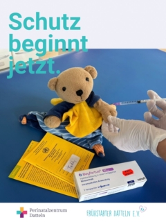 RSV-Immunisierung – von Anfang an gut geschützt!

RSV – das Respiratorische Synzytial-Virus – ist ein weit verbreitetes Virus, das vor allem die Atemwege betrifft. Für Erwachsene und ältere Kinder ist eine Infektion häufig unkompliziert. Bei Neugeborenen und jungen Säuglingen kann RSV jedoch zu schweren Atemwegsinfektionen führen. 
Ab heute starten wir mit der RSV-Immunisierung  im Rahmen der U2 bei uns #perinatalzentrumdatteln während der kompletten Infektsaison. Säuglinge, die von April bis September geboren sind, werden beim Kinderarzt immunisiert.

Mehr Informationen über RSV und U2 gibt es übrigens auch beim nächsten Familiending am 21.10.2026. Mehr Infos über den Link in der Bio 🔗 #neugeborene #familiending #rsv #derherbststehtvordertür