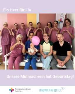 Kleine Kämpferin Lia zu Besuch
Lia wurde bei uns im #perinatalzentrumdatteln mit gerade einmal 680 g mit 27 Schwangerschaftswochen geboren. Deine Eltern waren täglich an deiner Seite und gemeinsam habt ihr die Zeit bei uns geschafft! Heute durften wir Lia gemeinsam mit ihren Eltern zu ihrem 1. Geburtstag bei uns begrüßen. Was für ein wunderschöner Moment und was für eine tolle Entwicklung! Wir sind unglaublich stolz auf dich, kleine Lia! Von Herzen alles Liebe zu deinem ersten Geburtstag! 💜 9 Herzen von uns für dich- bleib weiterhin so ein tolles Kind. #erstergeburtstag #frühgeborene #wunder #eltern