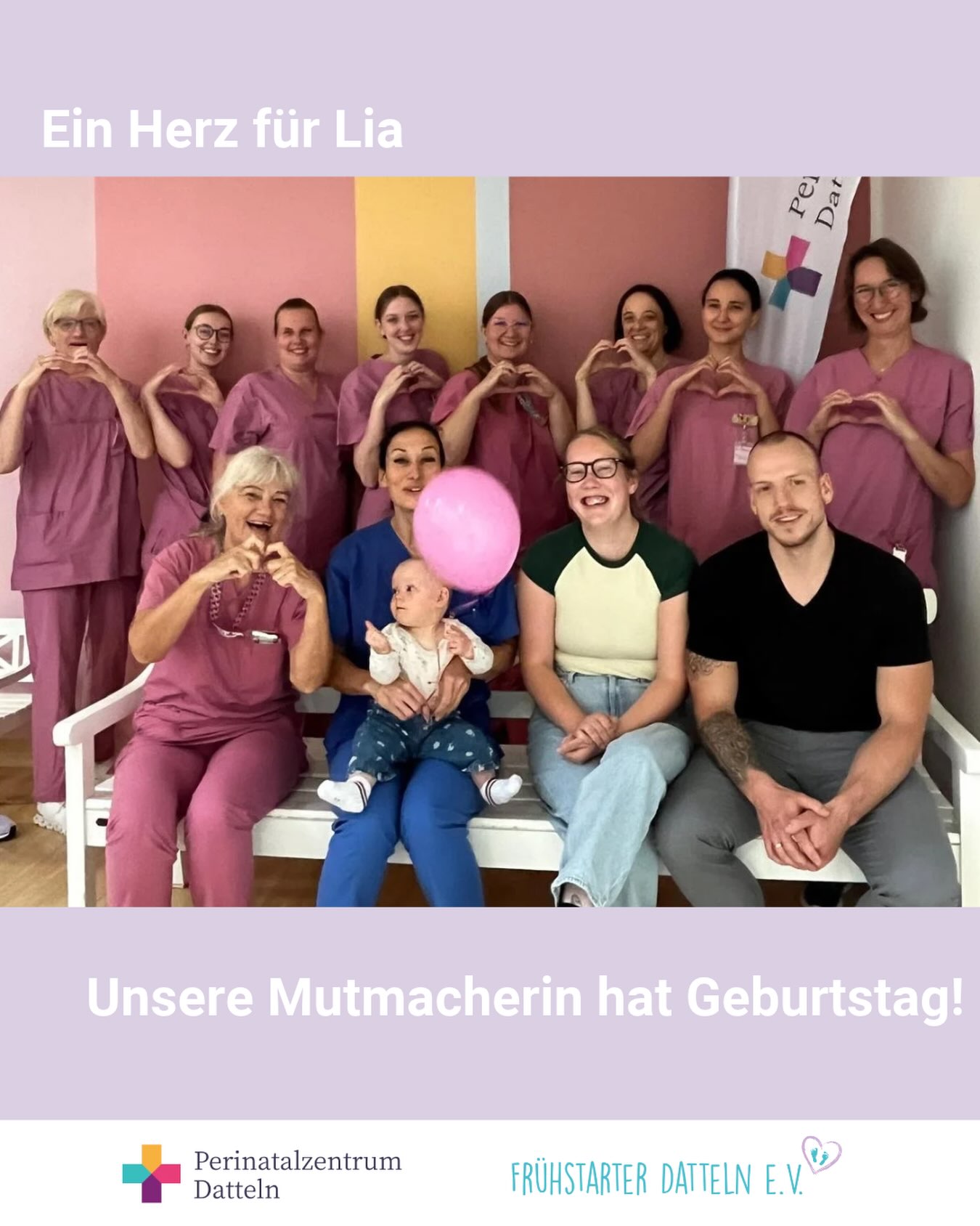 Kleine Kämpferin Lia zu Besuch
Lia wurde bei uns im #perinatalzentrumdatteln mit gerade einmal 680 g mit 27 Schwangerschaftswochen geboren. Deine Eltern waren täglich an deiner Seite und gemeinsam habt ihr die Zeit bei uns geschafft! Heute durften wir Lia gemeinsam mit ihren Eltern zu ihrem 1. Geburtstag bei uns begrüßen. Was für ein wunderschöner Moment und was für eine tolle Entwicklung! Wir sind unglaublich stolz auf dich, kleine Lia! Von Herzen alles Liebe zu deinem ersten Geburtstag! 💜 9 Herzen von uns für dich- bleib weiterhin so ein tolles Kind. #erstergeburtstag #frühgeborene #wunder #eltern